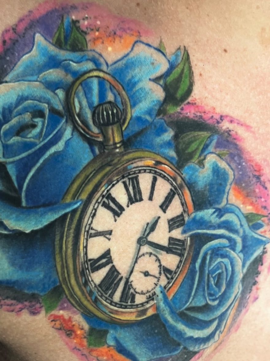 El mismo reloj con rosas azules ya cicatrizado, fotografiado sin filtro.