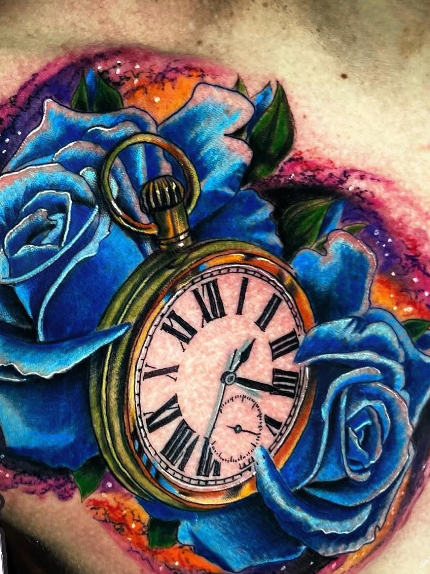 Reloj con rosas azules recién tatuado en el pecho, la piel todavía roja.