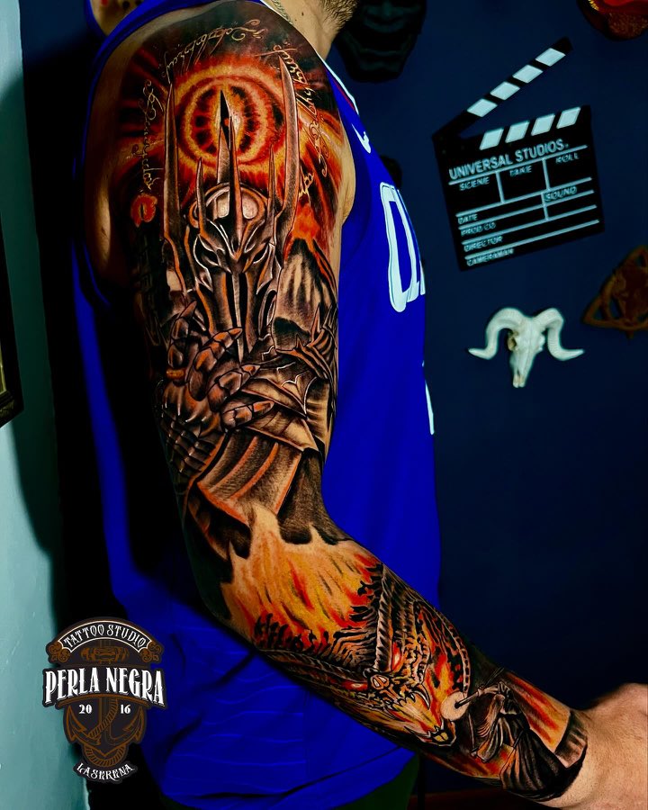 Manga completa a color con la figura de Sauron.