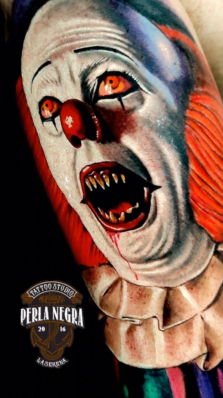 Pennywise a color, realismo con rojos saturados.