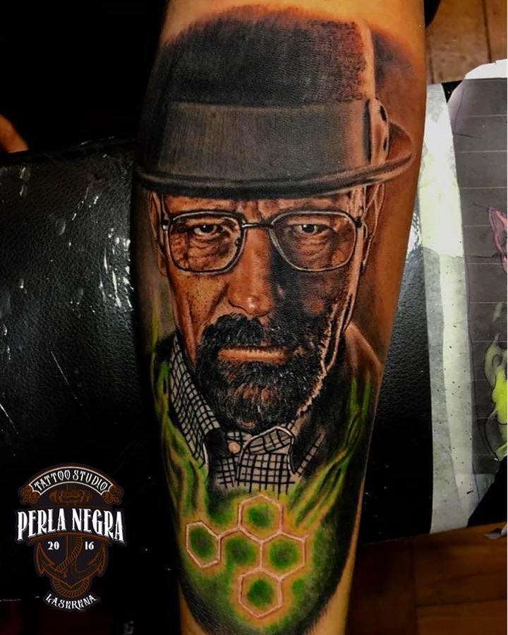 Retrato de Walter White a color en el antebrazo.