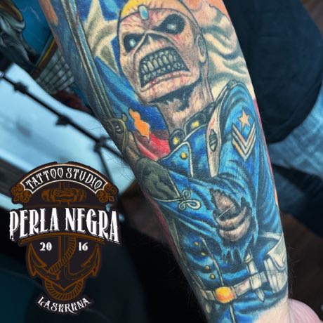 Pieza a color cicatrizada en un antebrazo: un personaje con casaca militar.