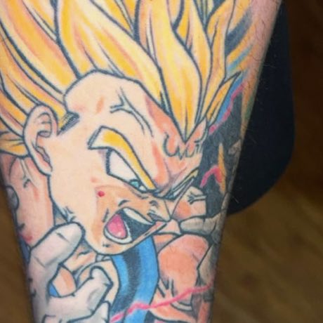 Personaje de animé a color cicatrizado en una pierna.